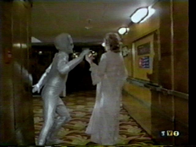 Jayne Meadows meets the alien